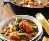 Deftige Gemüsesuppe mit Maisbrot