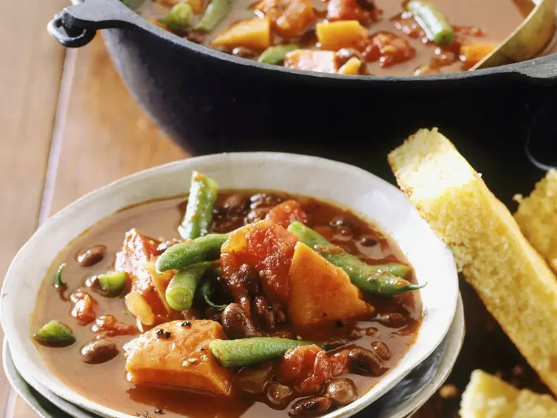 Deftige Gemüsesuppe mit Maisbrot