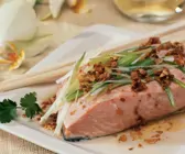 Gedämpfter Lachs mit Knoblauchöl
