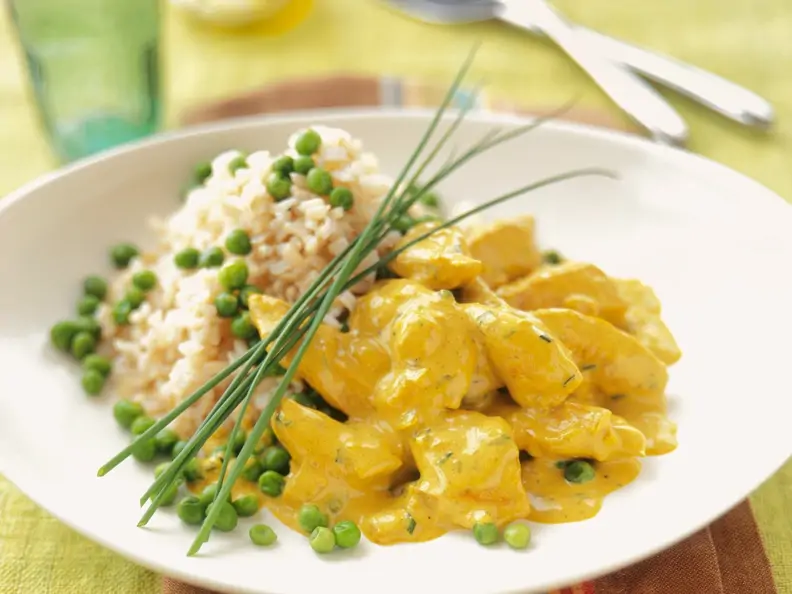 Geflügelcurry mit Erbsen und Reis