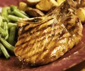 Schweinekotelett mit grünen Bohnen und Bratkartoffeln