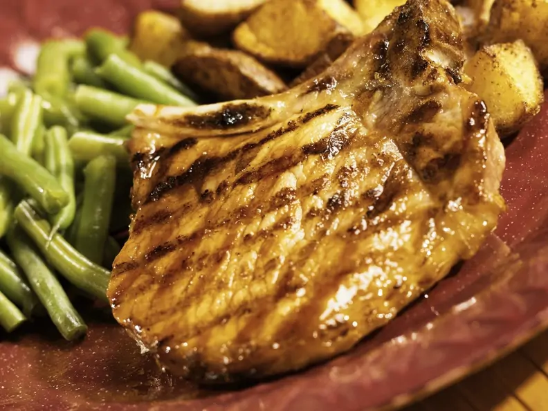 Schweinekotelett mit grünen Bohnen und Bratkartoffeln