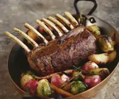 Lammkarrees mit Rosenkohl und Zwiebeln