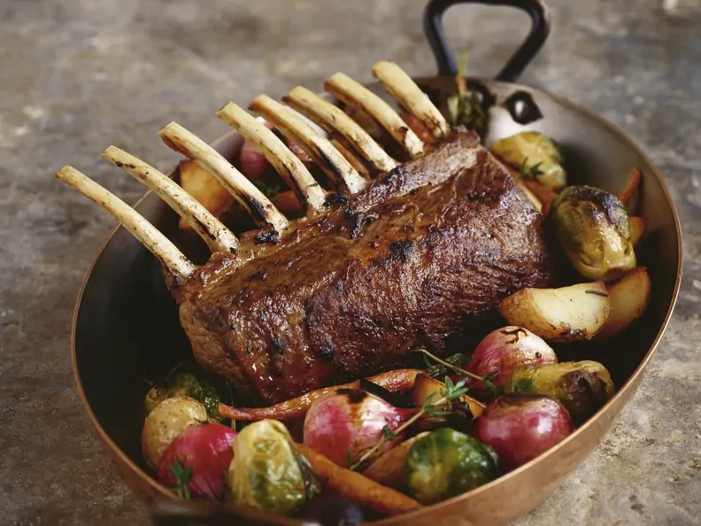 Lammkarrees mit Rosenkohl und Zwiebeln