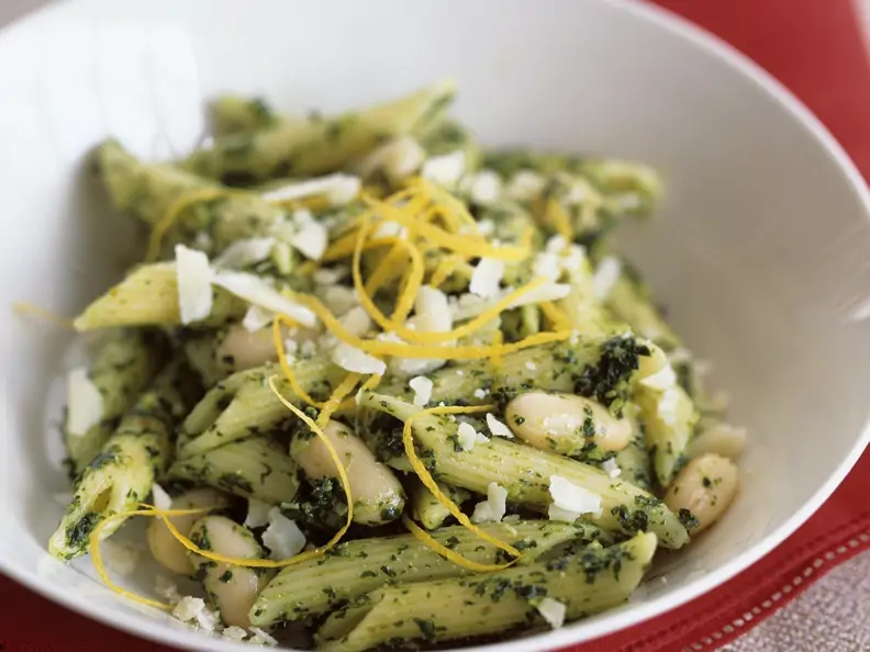 Pestonudeln mit weißen Bohnen, Parmesan und Zitrone