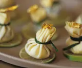 Pfannkuchenpäckchen mit Füllung auf Limettenscheibe