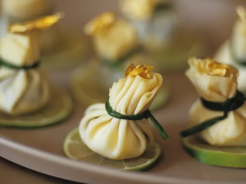 Pfannkuchenpäckchen mit Füllung auf Limettenscheibe