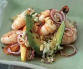Scampisalat mit Avocado, Erdnüssen und roten Zwiebeln