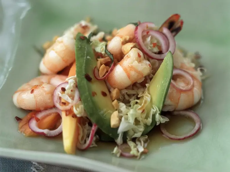 Scampisalat mit Avocado, Erdnüssen und roten Zwiebeln