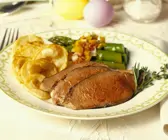 Essen zu Ostern: Roastbeef mit Spargel und Kartoffeln