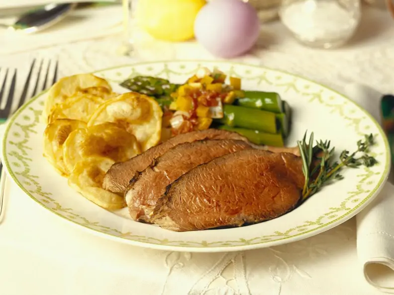 Essen zu Ostern: Roastbeef mit Spargel und Kartoffeln
