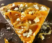 Kürbis-Pizza mit Zwiebeln und Schafskäse