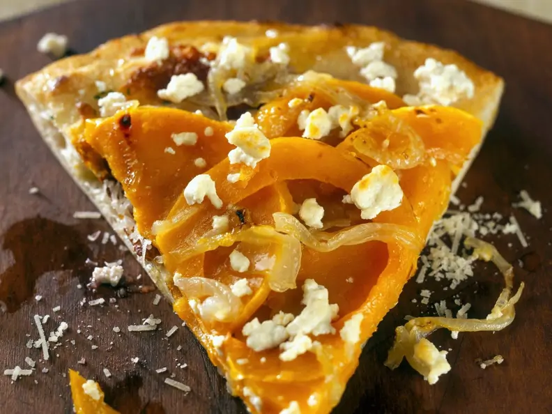 Kürbis-Pizza mit Zwiebeln und Schafskäse