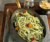 Pasta mit Spargel, Tomaten und Erbsen-Sahnesoße