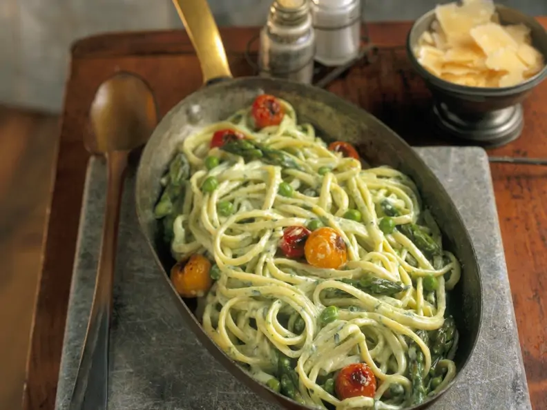 Pasta mit Spargel, Tomaten und Erbsen-Sahnesoße