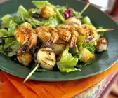 Cäsar-Salat mit Scampi-Jakobsmuschel-Spieß