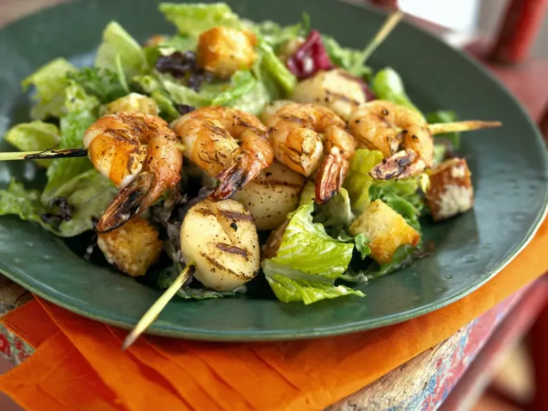Cäsar-Salat mit Scampi-Jakobsmuschel-Spieß