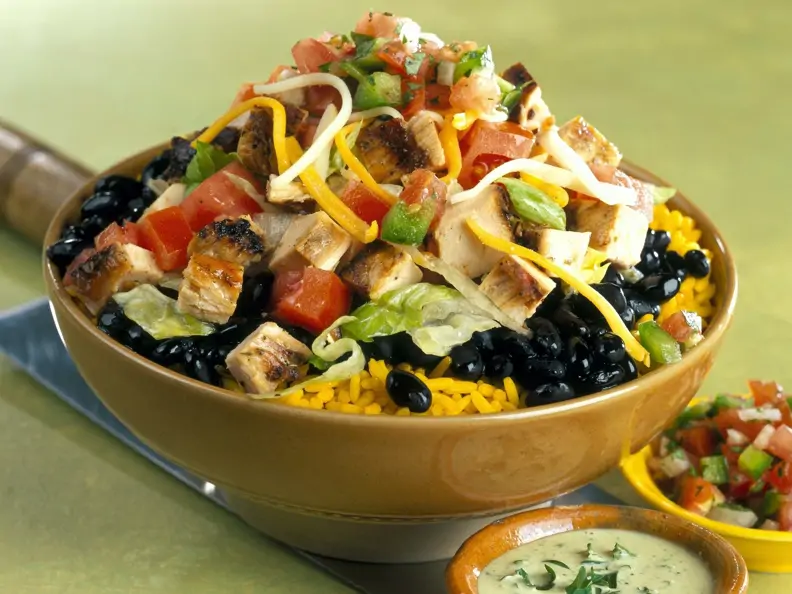 Reis mit Bohnen-Hähnchen-Salat