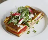 French Toast mit Füllung und Spargel-Radieschen-Topping