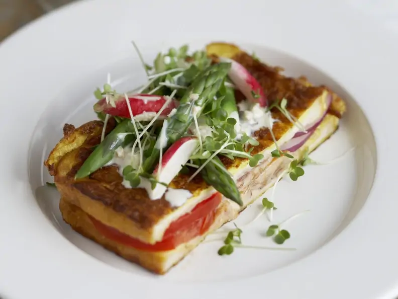 French Toast mit Füllung und Spargel-Radieschen-Topping