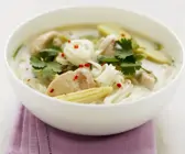 Suppe mit Reisnudeln, Hähnchen, Mini-Mais und Koriander