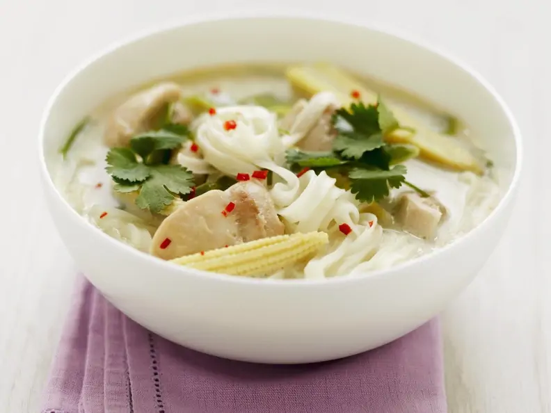 Suppe mit Reisnudeln, Hähnchen, Mini-Mais und Koriander