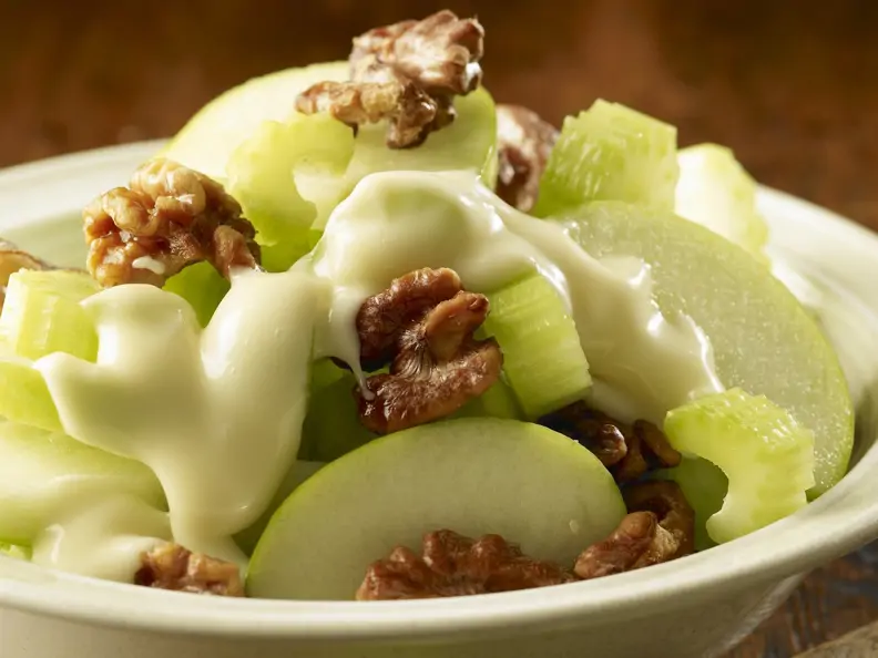 Waldorfsalat mit Staudensellerie