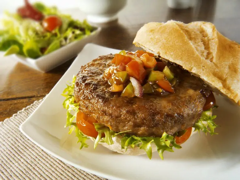 Hamburger mit Salsa