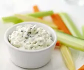 Schnittlauch-Hüttenkäse mit Gemüse-Sticks