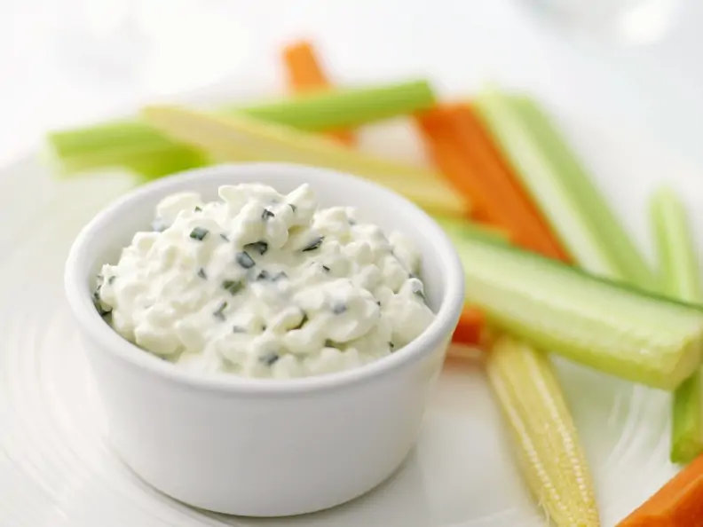 Schnittlauch-Hüttenkäse mit Gemüse-Sticks