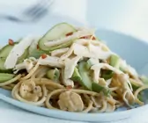 Pastasalat mit Hühnchen, Pilzen und Gemüse