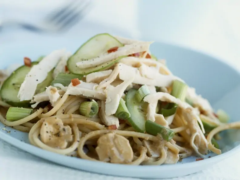 Pastasalat mit Hühnchen, Pilzen und Gemüse