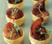 Teigschälchen mit gebackenem Tomaten