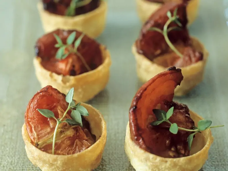 Teigschälchen mit gebackenem Tomaten