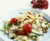 Bunter Pastasalat mit Hähnchen, Tomate und Nüssen