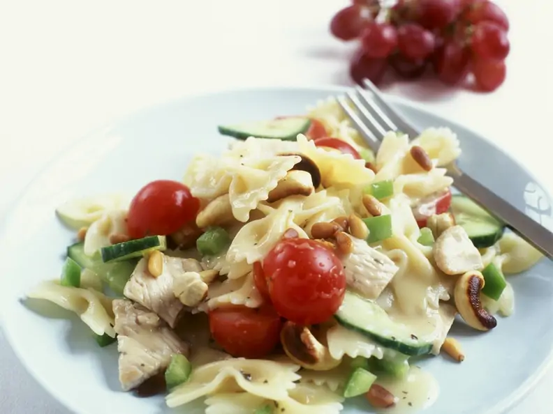 Bunter Pastasalat mit Hähnchen, Tomate und Nüssen