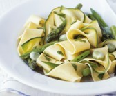 Bandnudeln mit grünem Spargel, Zucchini und Bohnen