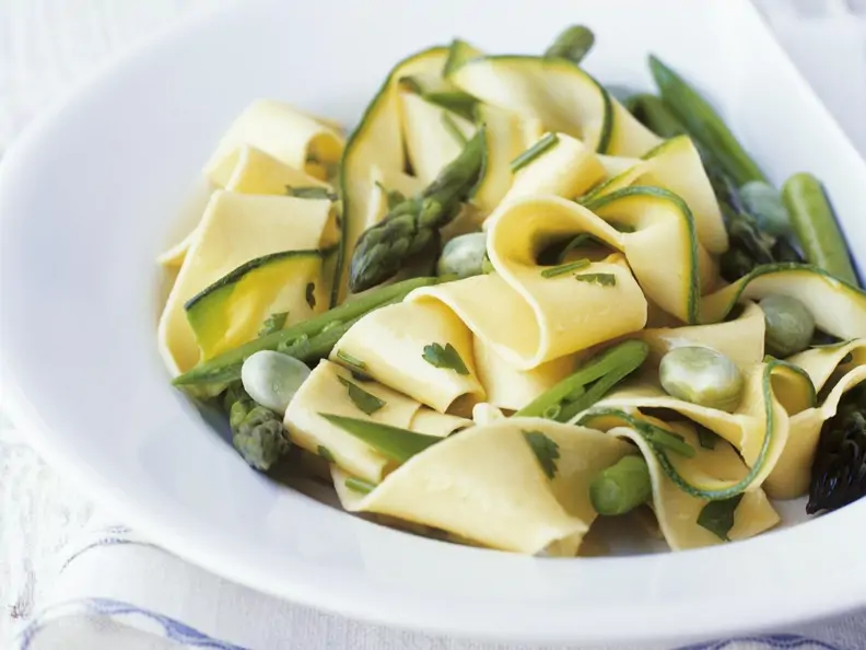 Bandnudeln mit grünem Spargel, Zucchini und Bohnen