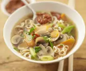 Asiatische Gemüse-Nudel-Suppe