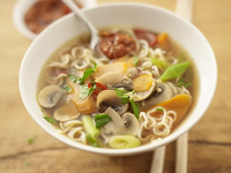 Asiatische Gemüse-Nudel-Suppe