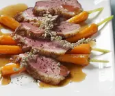 Gänsebrust auf Karotten