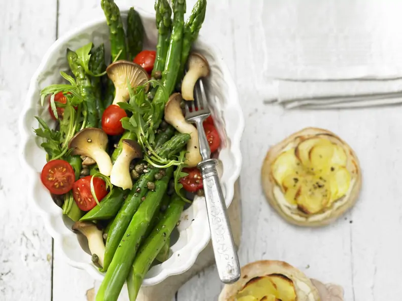 Spargelsalat mit Kartoffelpizza