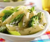 Pasta mit Brokkoli und grünem Spargel