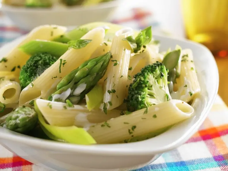 Pasta mit Brokkoli und grünem Spargel