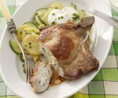 Kotelett mit Füllung dazu Gurken-Kartoffel-Salat