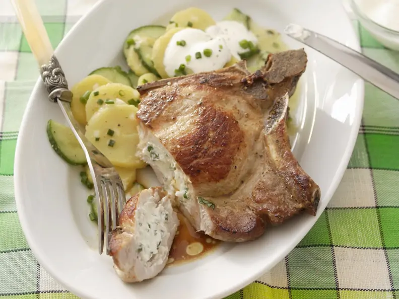 Kotelett mit Füllung dazu Gurken-Kartoffel-Salat