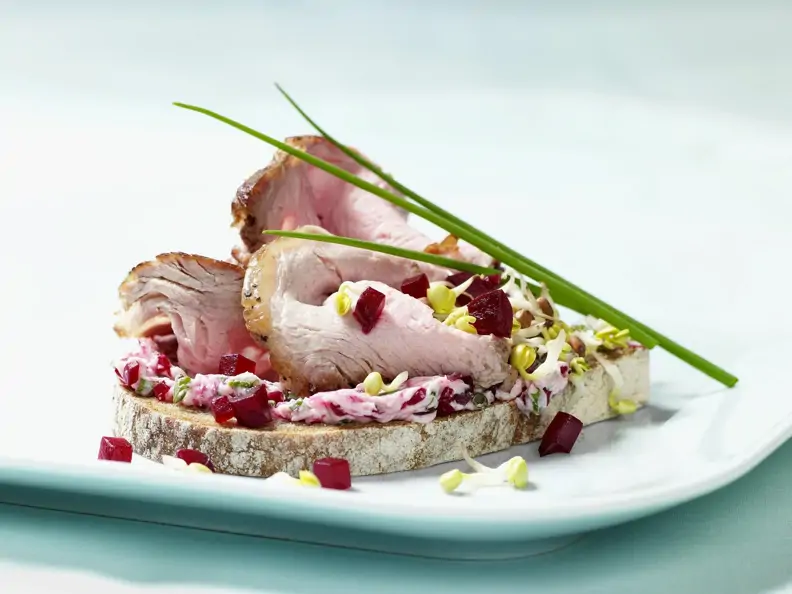 Brot mit Kalbs-Roastbeef und Radieschen