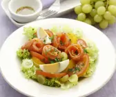 Lollo Bianco mit geräuchertem Lachs, Tomaten, Trauben und Ei