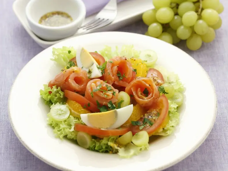 Lollo Bianco mit geräuchertem Lachs, Tomaten, Trauben und Ei