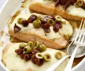 Lachsfilet mit Mozzarella, getrockneten Tomaten und Oliven